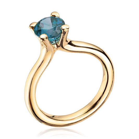 Lene Visholm ring med London blue topas i 14K gult gull Artikkelnr: 57409