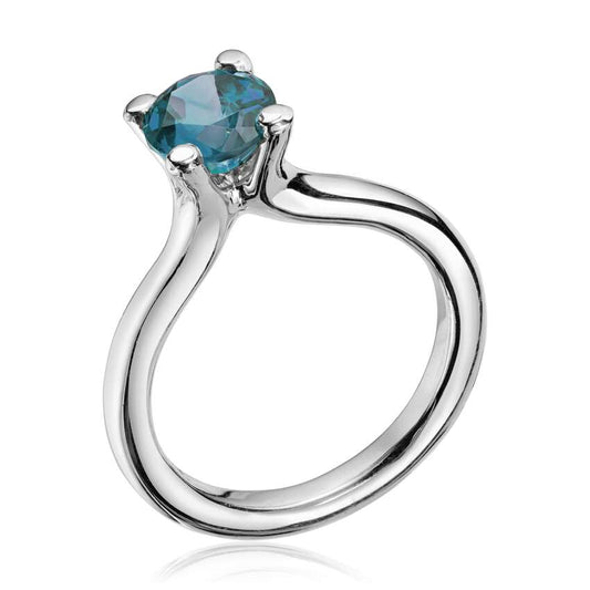 Lene Visholm ring med London blue topas i 14K hvitt gull Artikkelnr: 57410